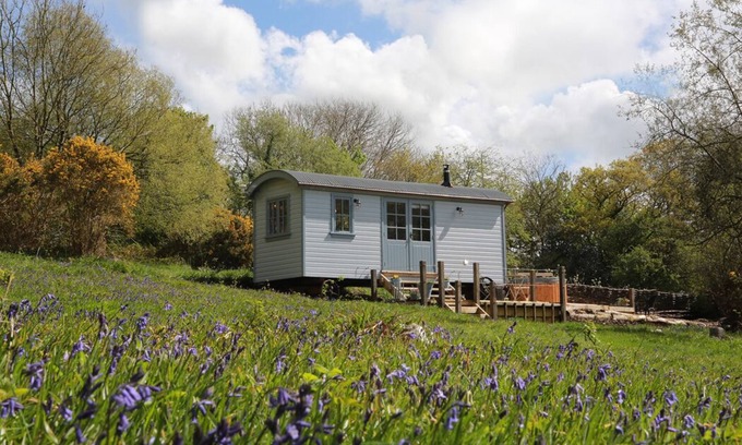 West Buckland Cabin | Relax in The Old Rose Shepherd Hut and Hot Tub !