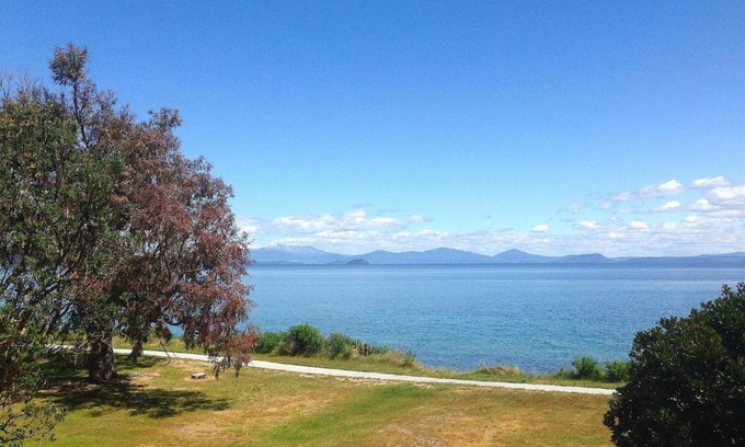 Waitahanui House | Relax Lakeside - Five Mile Bay Holiday Home