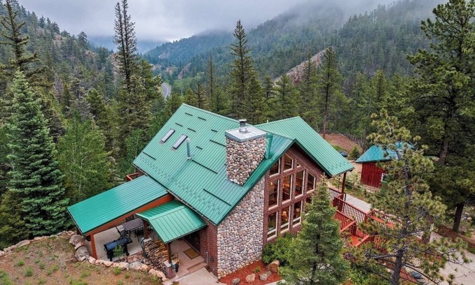 Custer County Ski Chalet | Relax, rejuvenate and recharge at Star Wrangler!