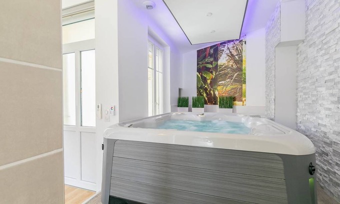 Faubourg Sud Apartment | Relax Spa- Appartement au centre de la ville avec Jacuzzi- SR Loc