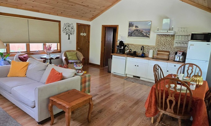East Falmouth Apartment | Relax & Unwind this Fall, at a very private & relaxing 1 bedroom 1 bath studio