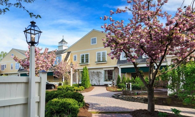 Leacock-Leola-Bareville Hotel | Relax w/Separate Sitting Area - Charming Historic Hotel - Spa, Pool