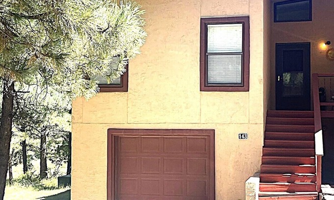 Alto Condo | Relax with the whole family or group of friends at this cozy Behr Hideout!