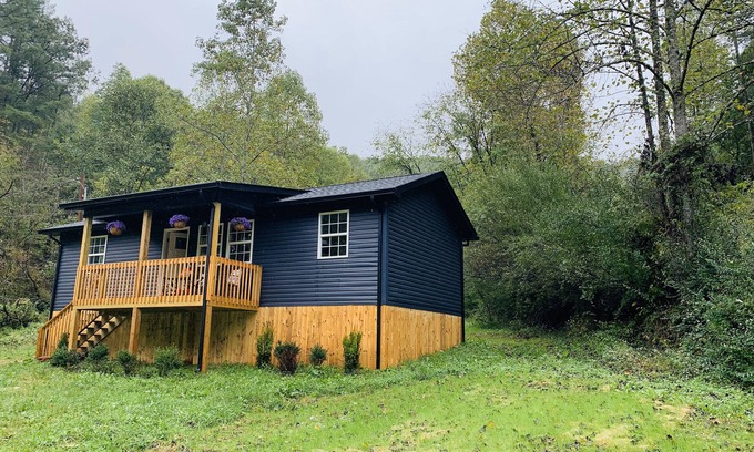 Gray House | Relax with the whole family at this peaceful place. Nestled in the woods of KY.