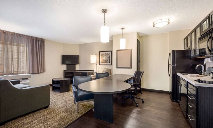 Baymeadows House | Relaxation Retreat in Jacksonville! 3 Modern Units, Pets Allowed, Full Kitchen!