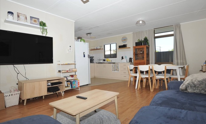 Kingscote Apartment | Relaxed, beachy 2 bed apartment, only 1.9kms from the beach, close to shops