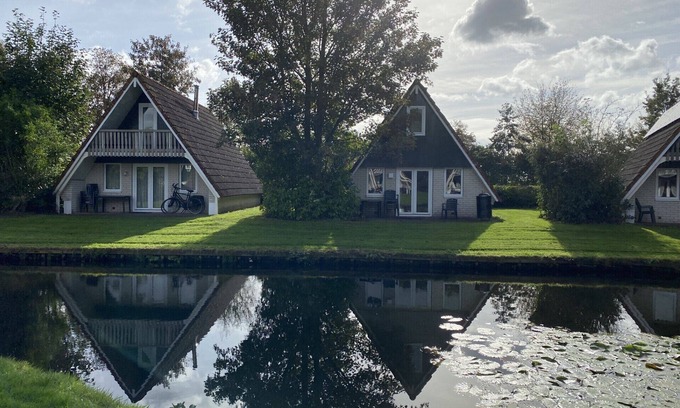 Municipality of Hardenberg House | Relaxen aan de Vijver met Heerlijke Whirlpool en Open Haard! Huisdieren Welkom!