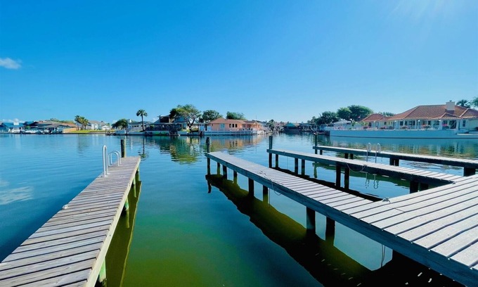 Harbor Oaks House | Relaxing Bayhouse Condominium Living