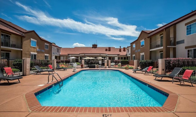 Ashley Oaks Hotel | Relaxing Couple Room in Knoxville | Free Hot Breakfast Daily