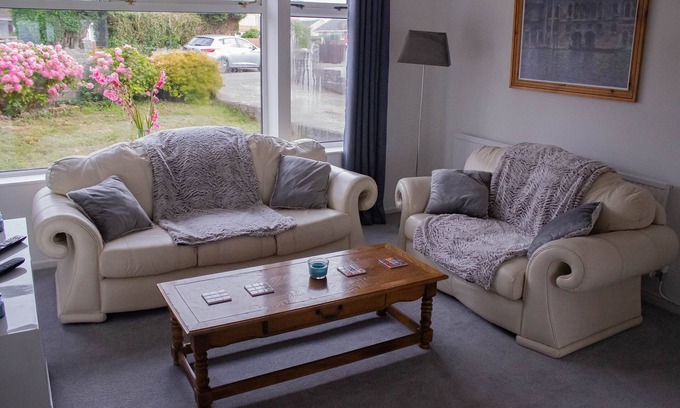Penllergaer House | Relaxing & Cozy 3-bedroom home: Parking, Pets, PS4