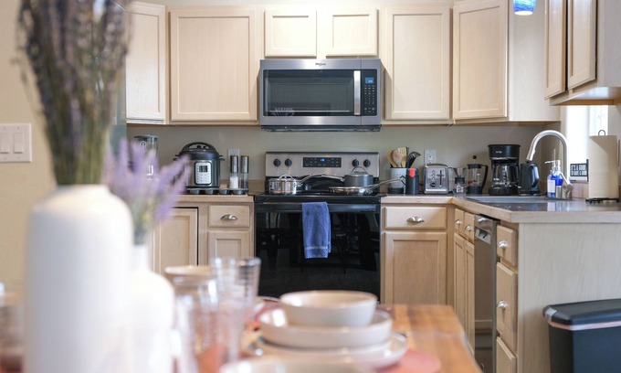 Huffman - O' Malley House | Relaxing home w/king suite in South Anchorage!