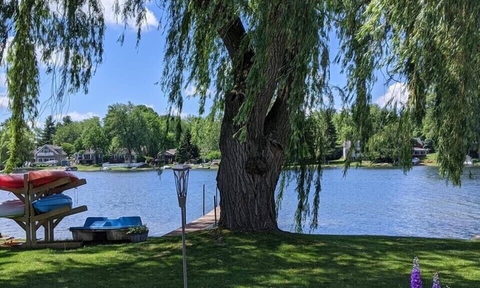 Oxford House | Relaxing Lakefront Cottage with Beautiful Views- 4 Kayaks + KING SIZE BED!