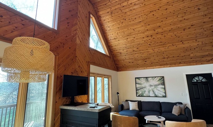 Remer House | Relaxing Lakefront Gem: Cozy Cabin, Hot Tub & Private Natural Shoreline