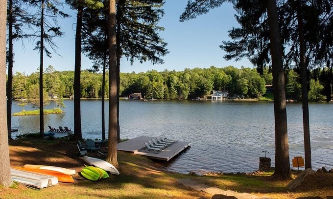 Old Forge House | Relaxing Luxury Lakefront Stay - Short walk to Town, Water Safari & Dining.