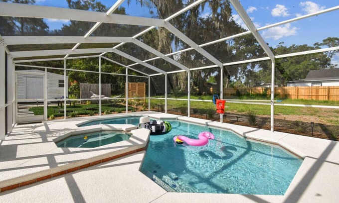 Mount Plymouth House | Relaxing Modern Home Sleeps 6/Pool/BBQ/Firepit