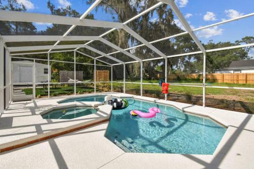 Mount Plymouth House | Relaxing Modern Home Sleeps 6 Pool BBQ Firepit