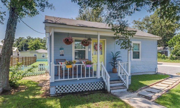 Long Beach House | RELAXING & QUAINT! Walk to Beach, Fenced in Yard, Updated, Clean, Pet Friendly