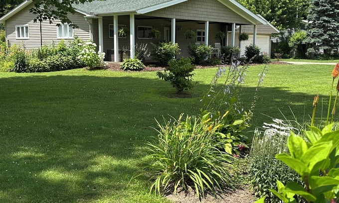 Algonac House | Relaxing Ranch on the Mainland. Minutes to Algonac State Park and the ferries.