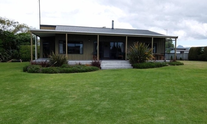 Matarangi House | Relaxing Reserve Retreat
