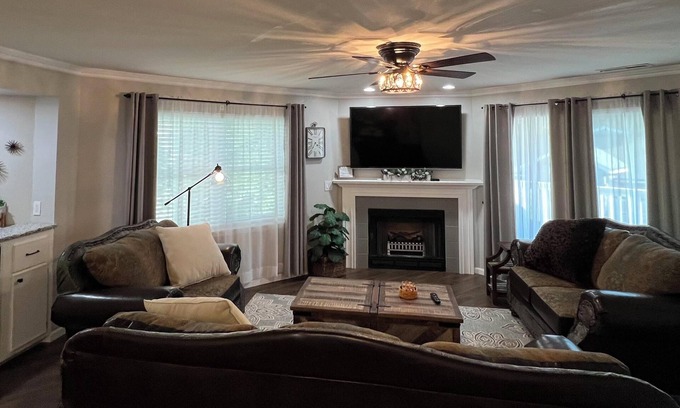 Table Rock Condo | "Relaxing Retreat" No Stairs~Indoor Pool~Wifi~Lake View~Golf~Trout~Pickleball