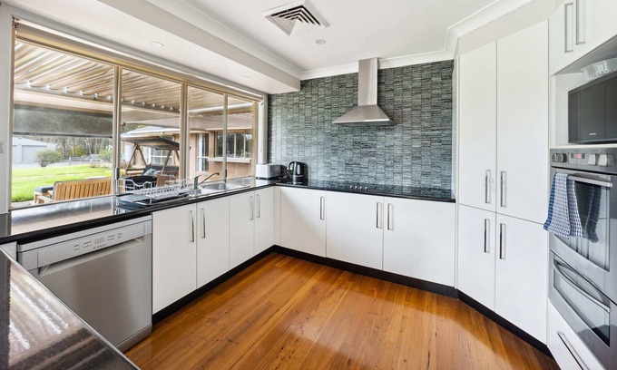 Oakville Apartment | Relaxing, Spacious 3BR Getaway Retreat