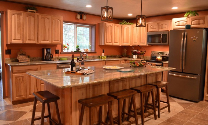 Darby Cabin | Relaxing, spacious cabin w/hot tub and Starlink's high-speed internet service
