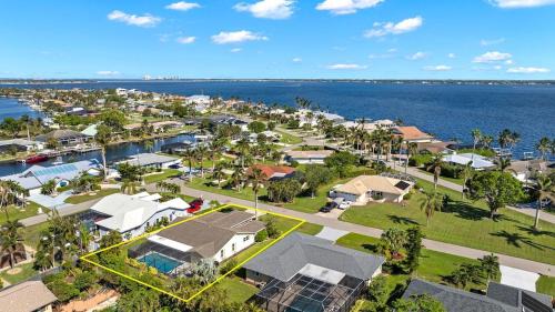 Caloosahatchee House | Relaxing Spacious & Pet Friendly Home With Pool