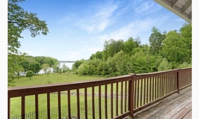 Eddyville House | Relaxing & spacious waterfront home on Barkley Lake with 5 Bedrooms and 4 Baths