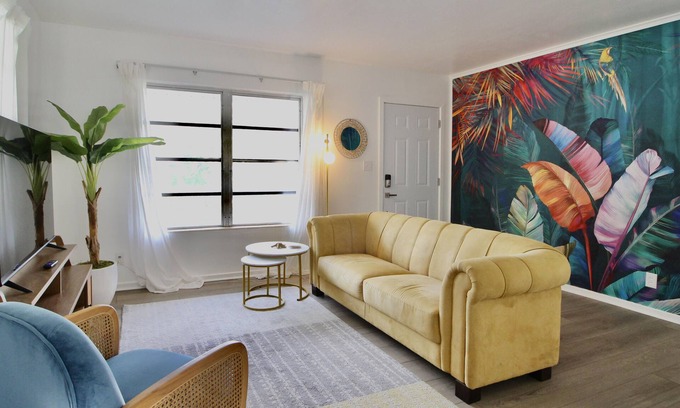 Melbourne House | Relaxing Tropical Getaway! Coral Cottage Melbourne- family and pet friendly home