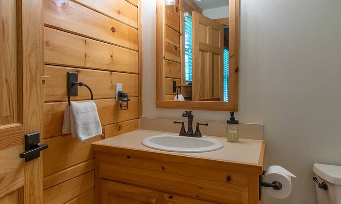Lincolnville House | Relaxing Two Bedroom Cabin - 10 minutes to Camden!