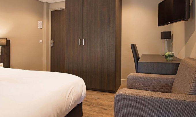 Vlijmen Hotel | Relaxing Unit Near Hiking and Cycling Routes in Brabant, Free Parking Available
