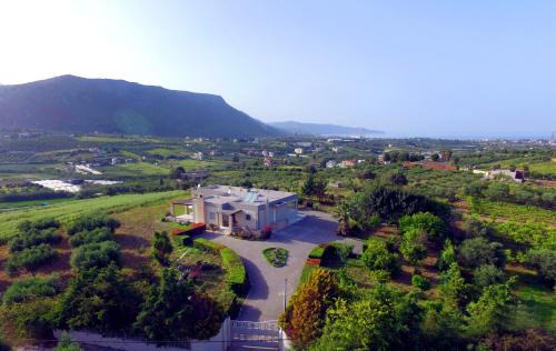 Malevizi Villa | Relaxing Villa with garden and mountain view in Heraklion