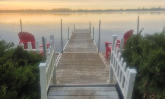 Janetville Cottage | Relaxing waterfront cottage on Lake Scugog ,beautiful Sunset, hot tub w Game Rm