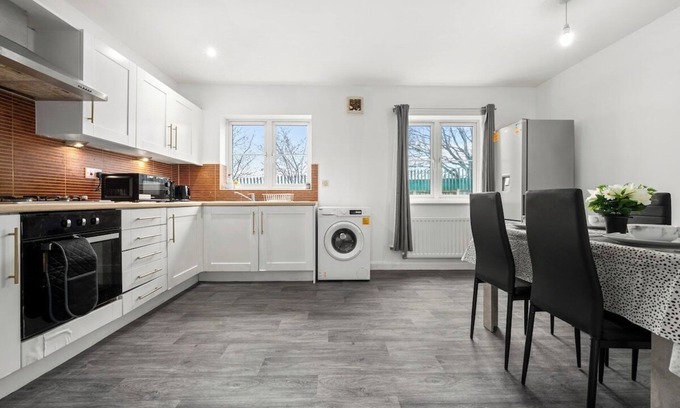 Failsworth House | Relocators Month Stays Business