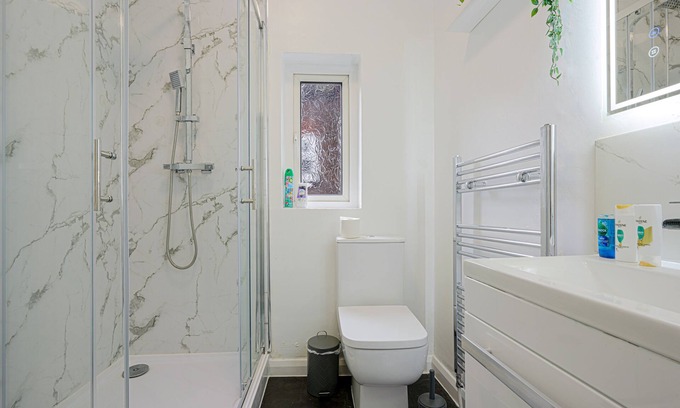 Luton House | Remarkable 5-Bed House in Luton