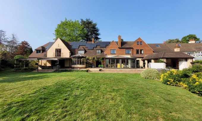 Rushmoor District House | Remarkable 8 Bed Family House Sleeping 16 w Pool