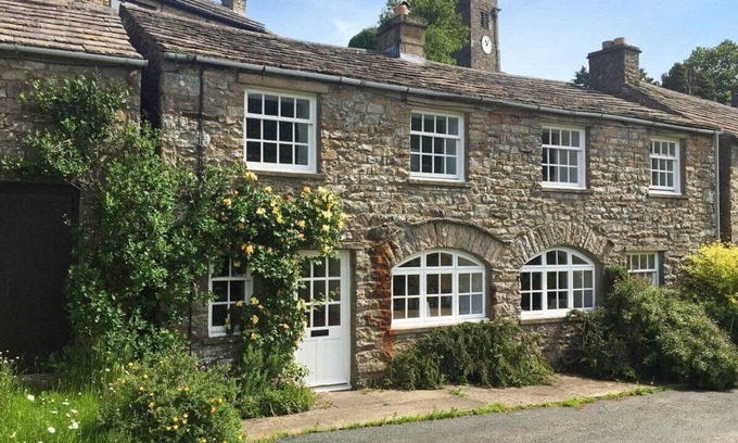 Muker House | Remarkable barn conversion for 6 & 2 dogs, w/free WiFi, open fire & 50 yards from the pub