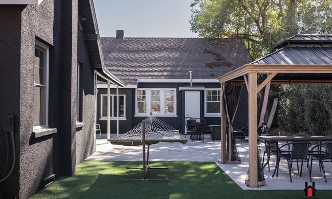 West Second Street Historic District House | Remodeled 1920s Bungalow & Retro Casita