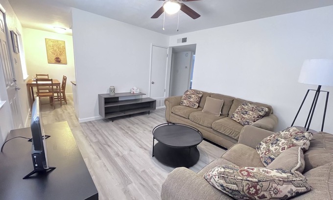 Albuquerque Apartment | Remodeled 2br ato with AC, WIFI, Washer near hospitals,UNM, I-25,CNM, airport