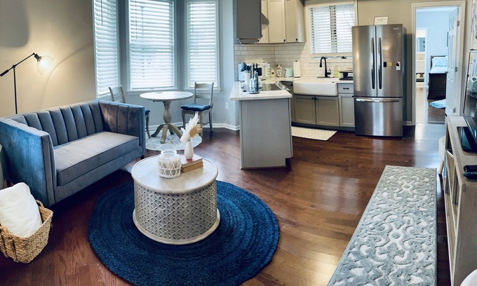 Manassas Apartment | Remodeled apt in the heart of old town Manassas. Near pubs/restaurants/shops/VRE
