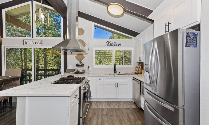 Twin Peaks Ski Chalet | Remodeled, Cozy Chalet w/Hot Tub, fire pit & Central A/C & Heat