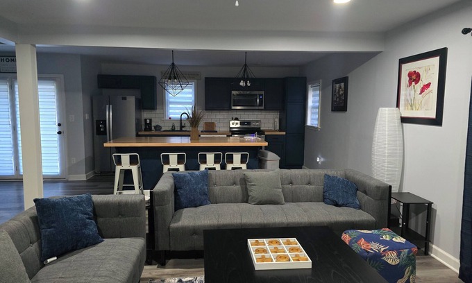 Columbia House | Remodeled Home King Bed Sleeps 8nn