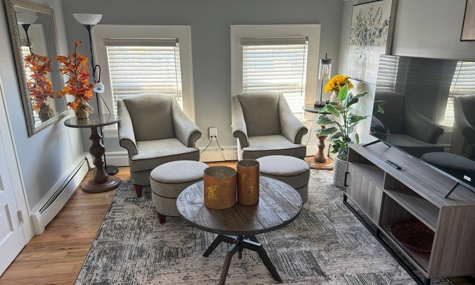 Stratford Apartment | Remodeled Lux Apartment