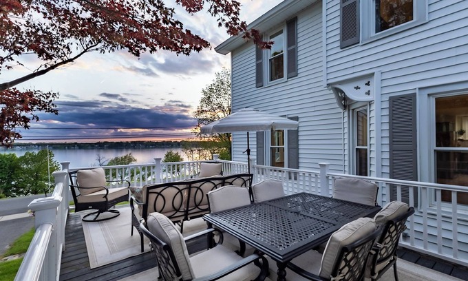 Cayuga House | Remodeled Peaceful Retreat