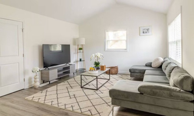 Rochester House | Remodeled single-family house, 1 mile away from Rochester Airport