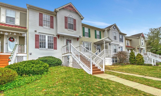 Sicklerville House | Remodeled stylish townhome close to major highways