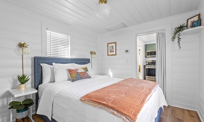 Carlson Park Cottage | Remodeled Stylish Culver Cottage + Parking