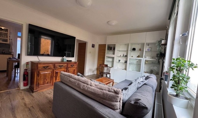 Restalrig Apartment | "Rena" Bright & Modern City Center Apartment. 24