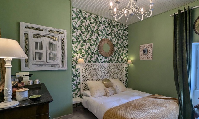 Saint-Victor-sur-Arlanc Bed & Breakfast | Renovated guest house with dining in Altiligerian countryside