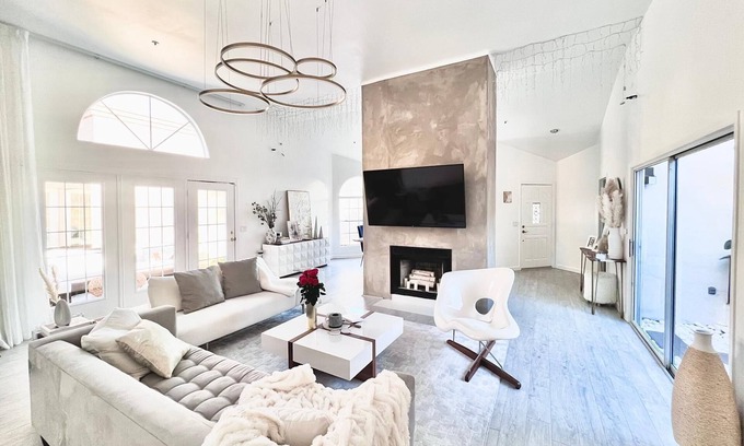 Central Scottsdale House | Renovated 3 bedroom house with designer decor & furniture in a great location